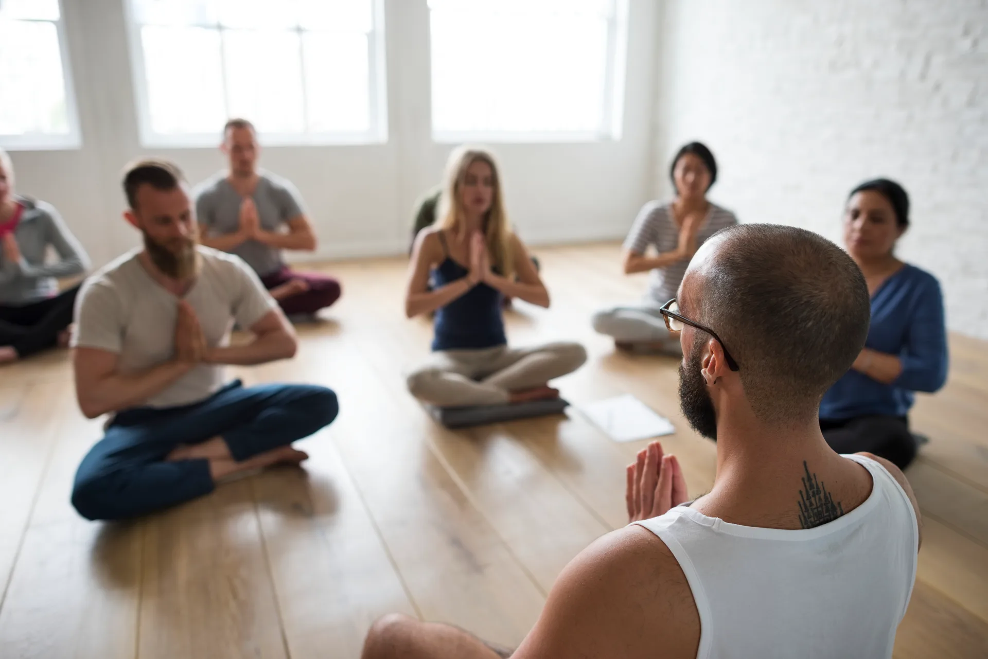 Cercle de méditation en pleine nature